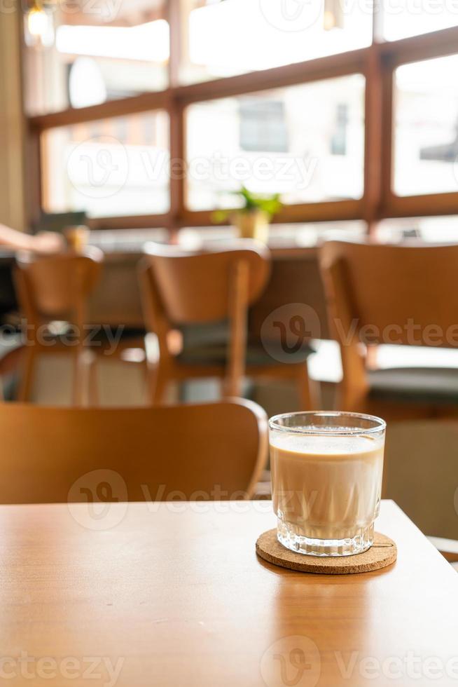 bicchiere di caffè sporco nella caffetteria foto