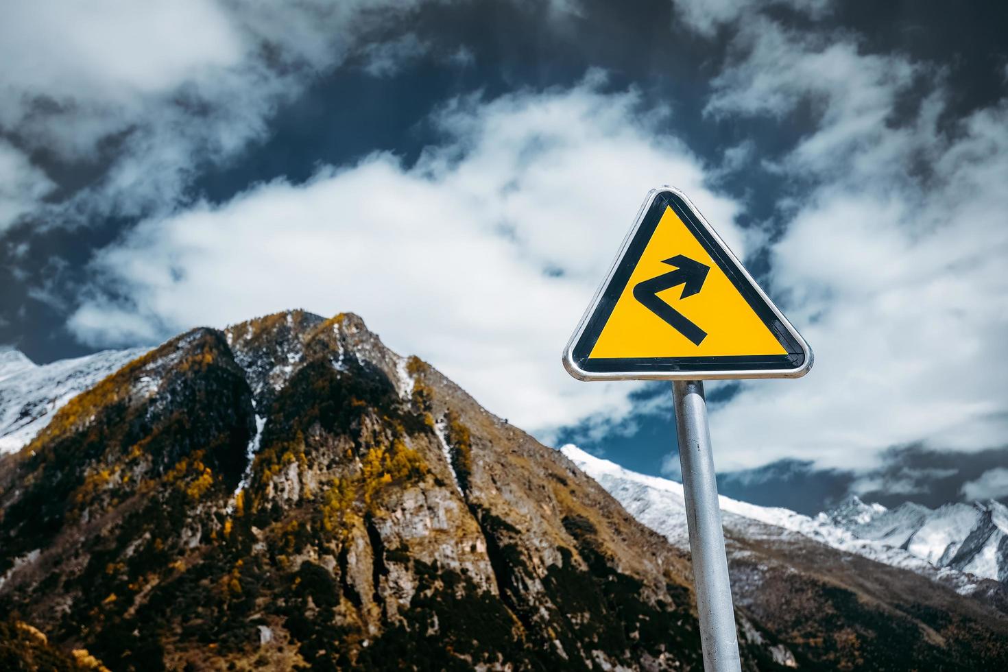 traffico cartello su il alto montagna strada foto