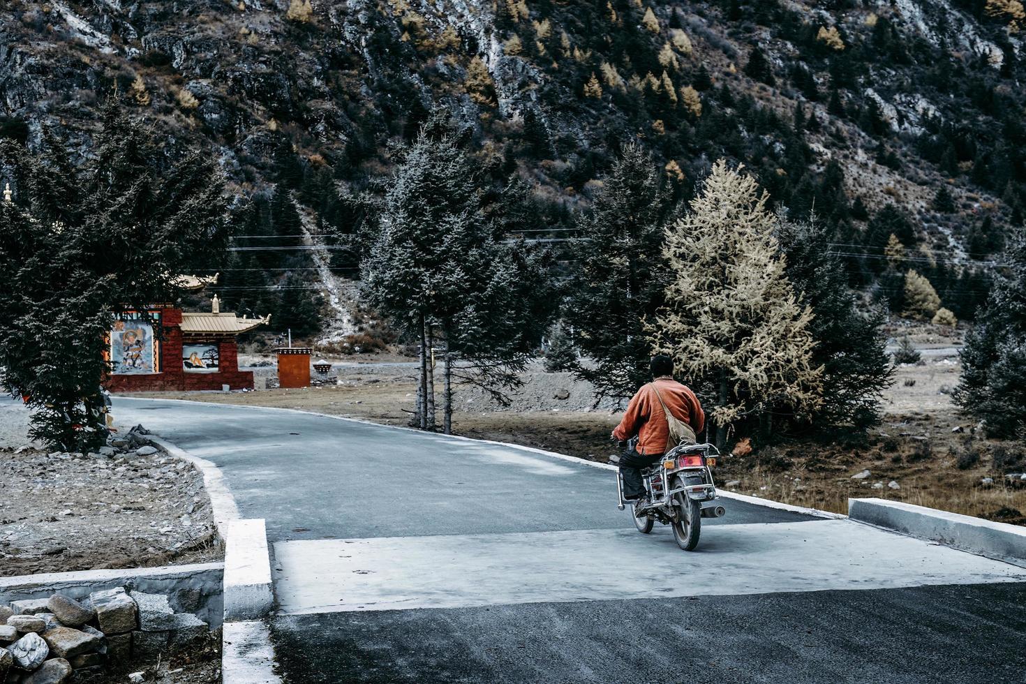 contento tibetano persone equitazione moto nel alto montagne, sichuan, Cina foto