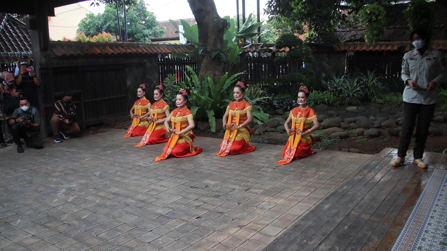 giavanese tradizionale ballerino, danza batik danza foto