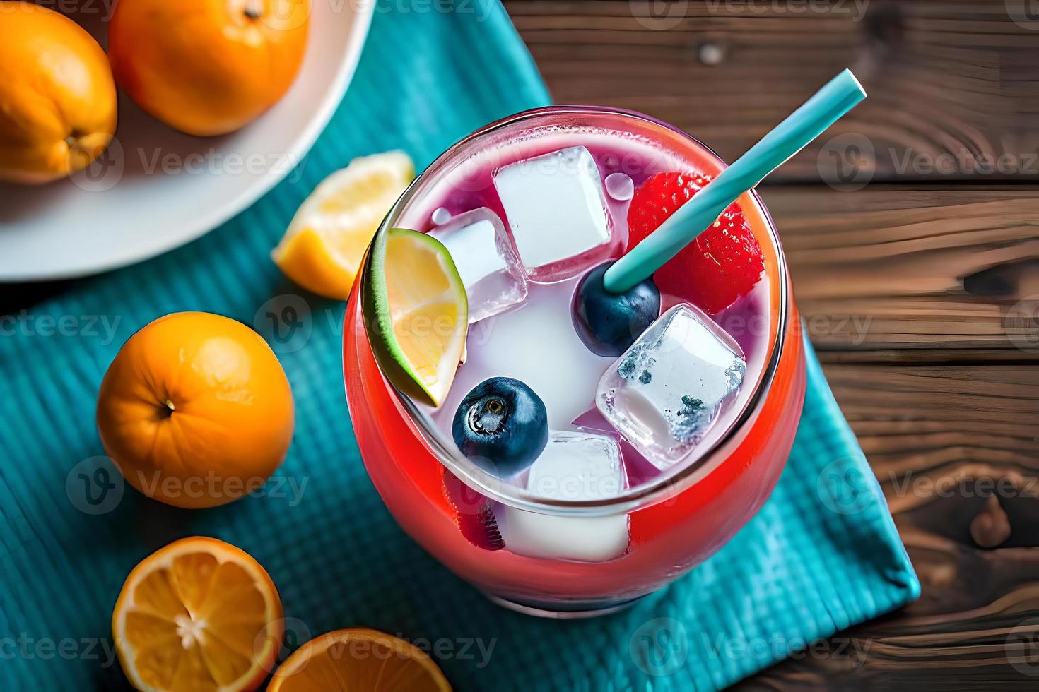 rinfrescante fruttato estate bevanda su tavolo con Limone e menta foto