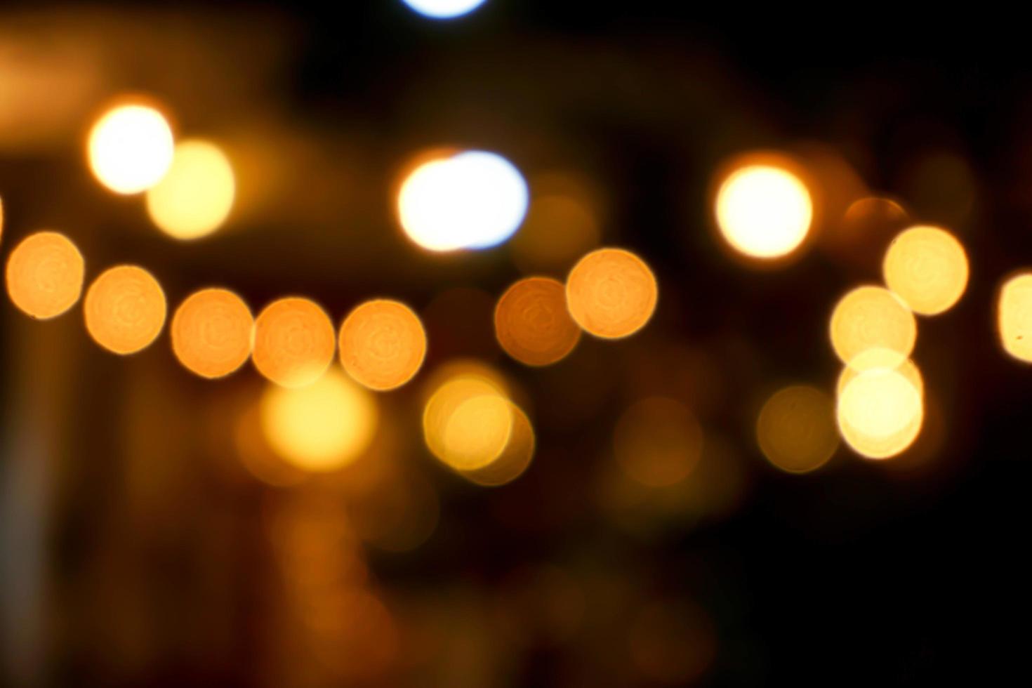 astratto sfocato e bokeh leggero bubs riflessione illuminazione di piccolo pub nel il città a il notte volta. foto