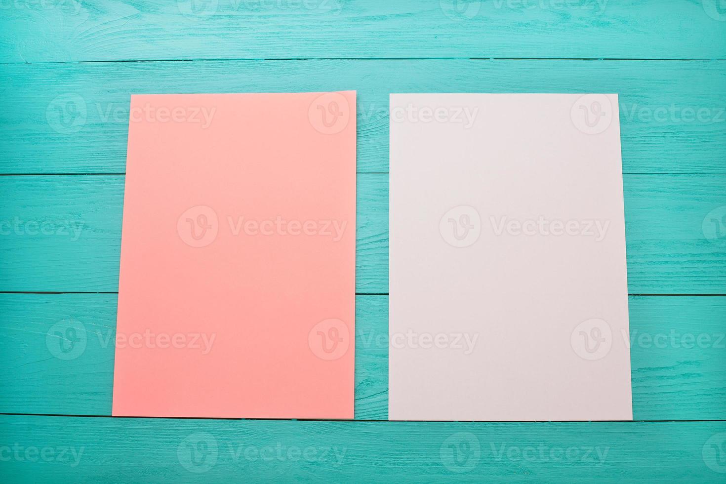vuoto colorato vuoto lenzuola di carta su di legno tavolo vicino su foto