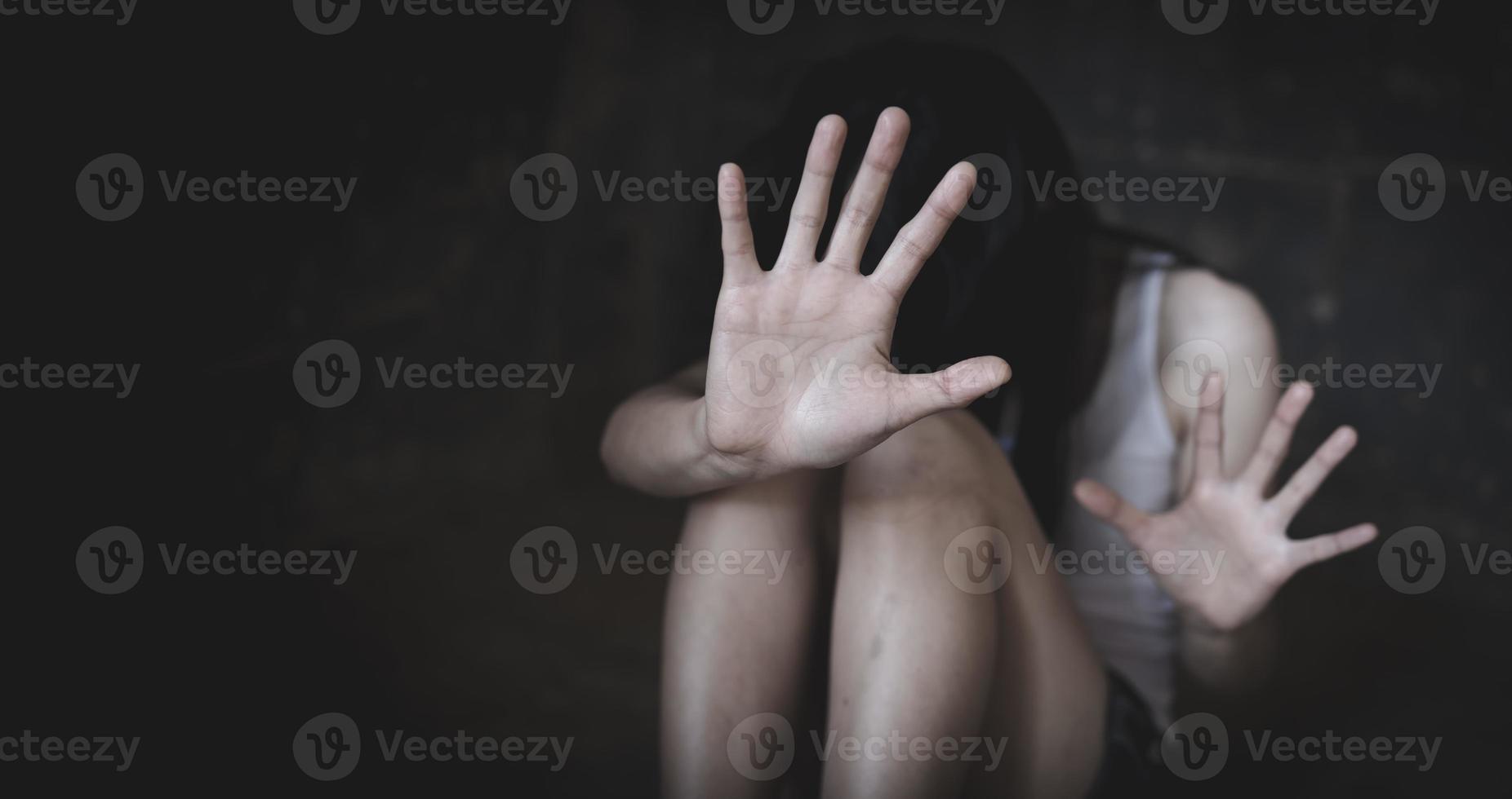 vittima donna nel emotivo fatica, stupro e sessuale abuso, umano traffico, fermare abusare violenza. foto