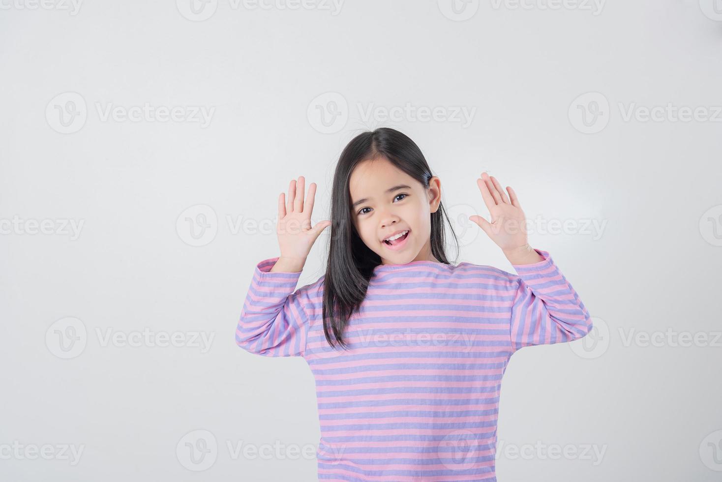Immagine di asiatico bambino in posa su bianca sfondo foto