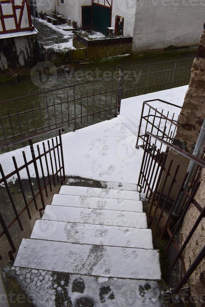 scala giù per un' fiume con neve foto