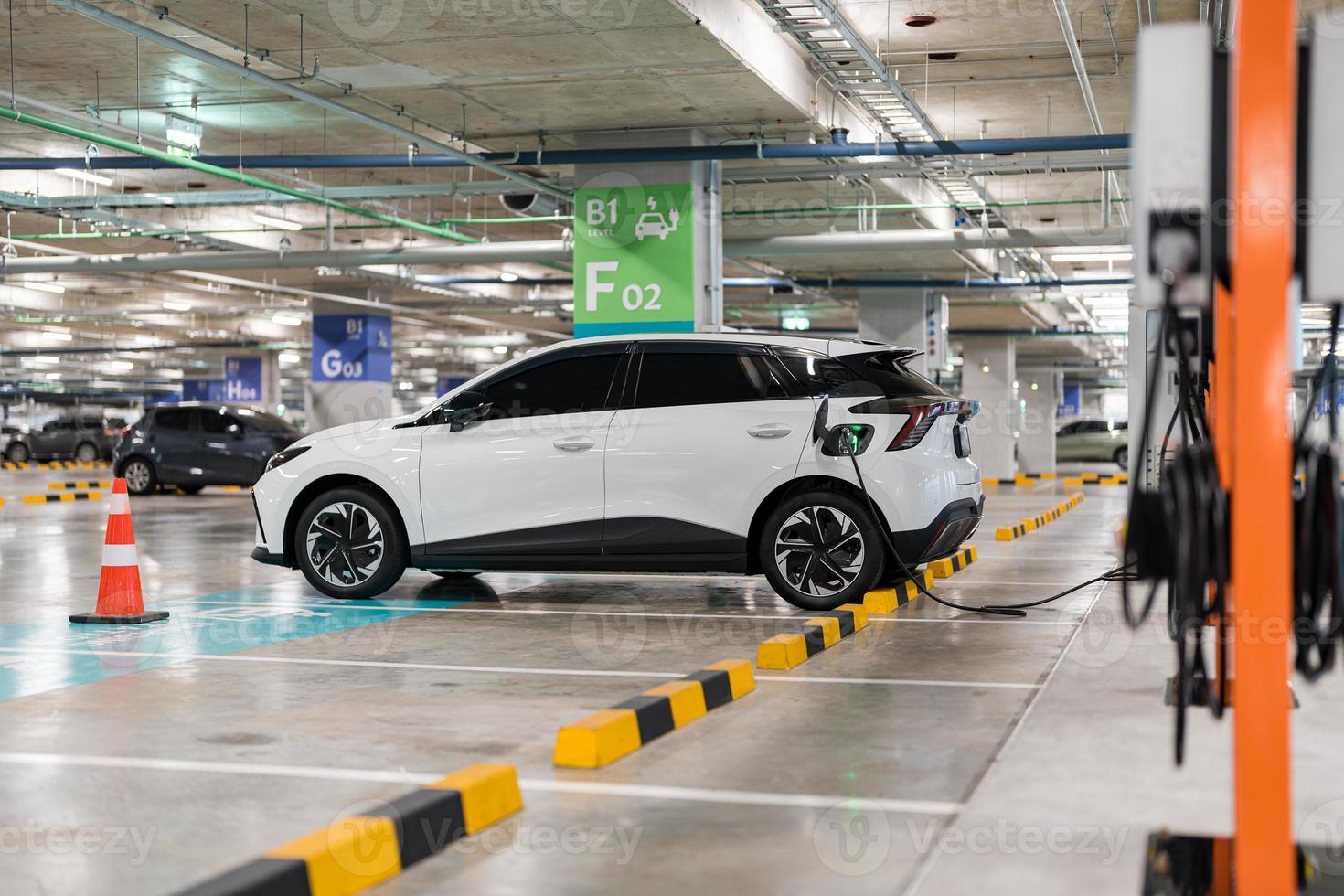 ricarica di elettrico macchine a un' ricarica stazione, settore automobilistico industria, mezzi di trasporto foto