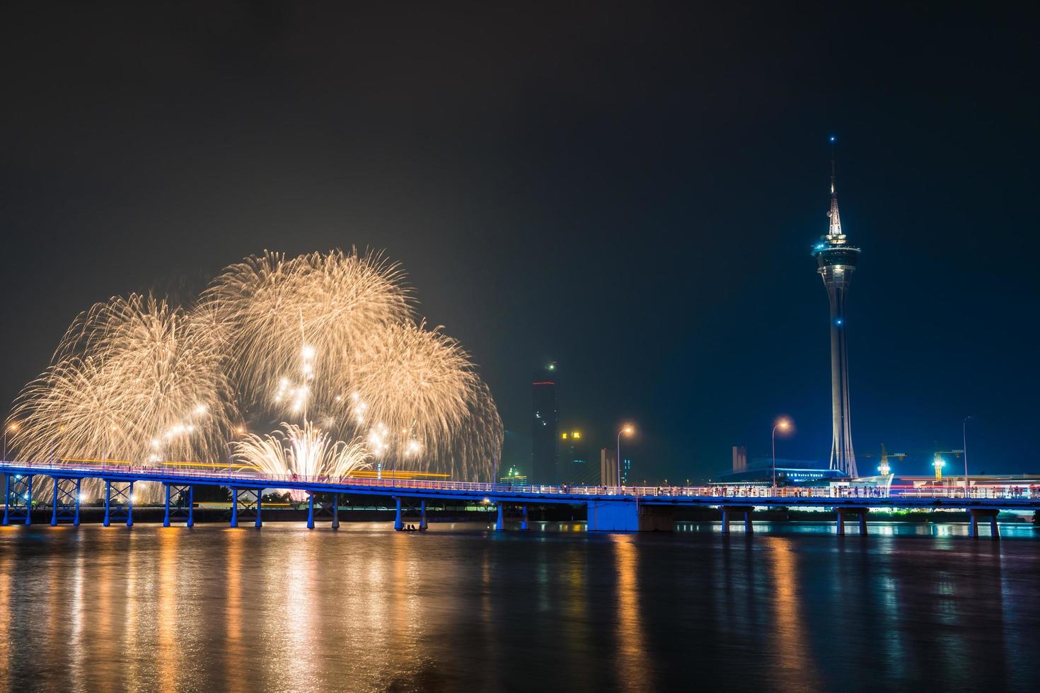 bellissimo fuoco d'artificio con la torre di Macao nella città di Macao, Cina foto