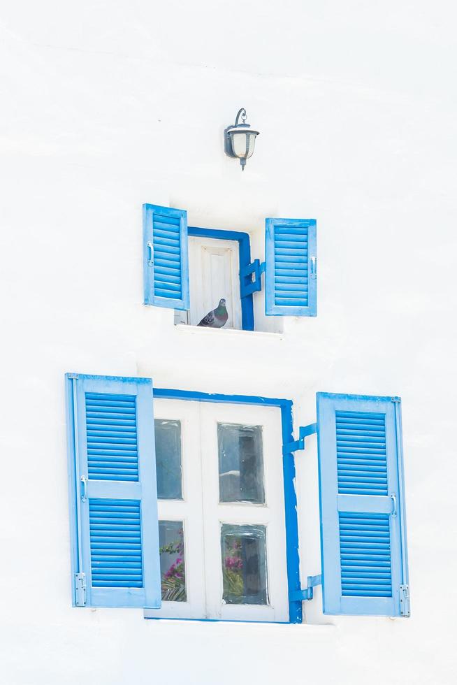 finestra blu su santorini, in grecia foto