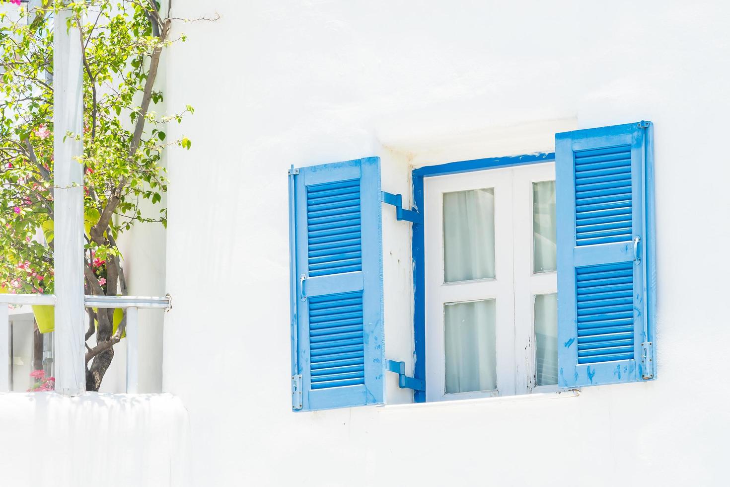 finestra blu su santorini, in grecia foto