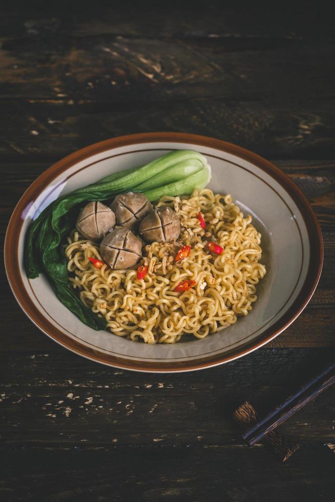 fritte tagliatelle nel il piatto con verdure e carne foto