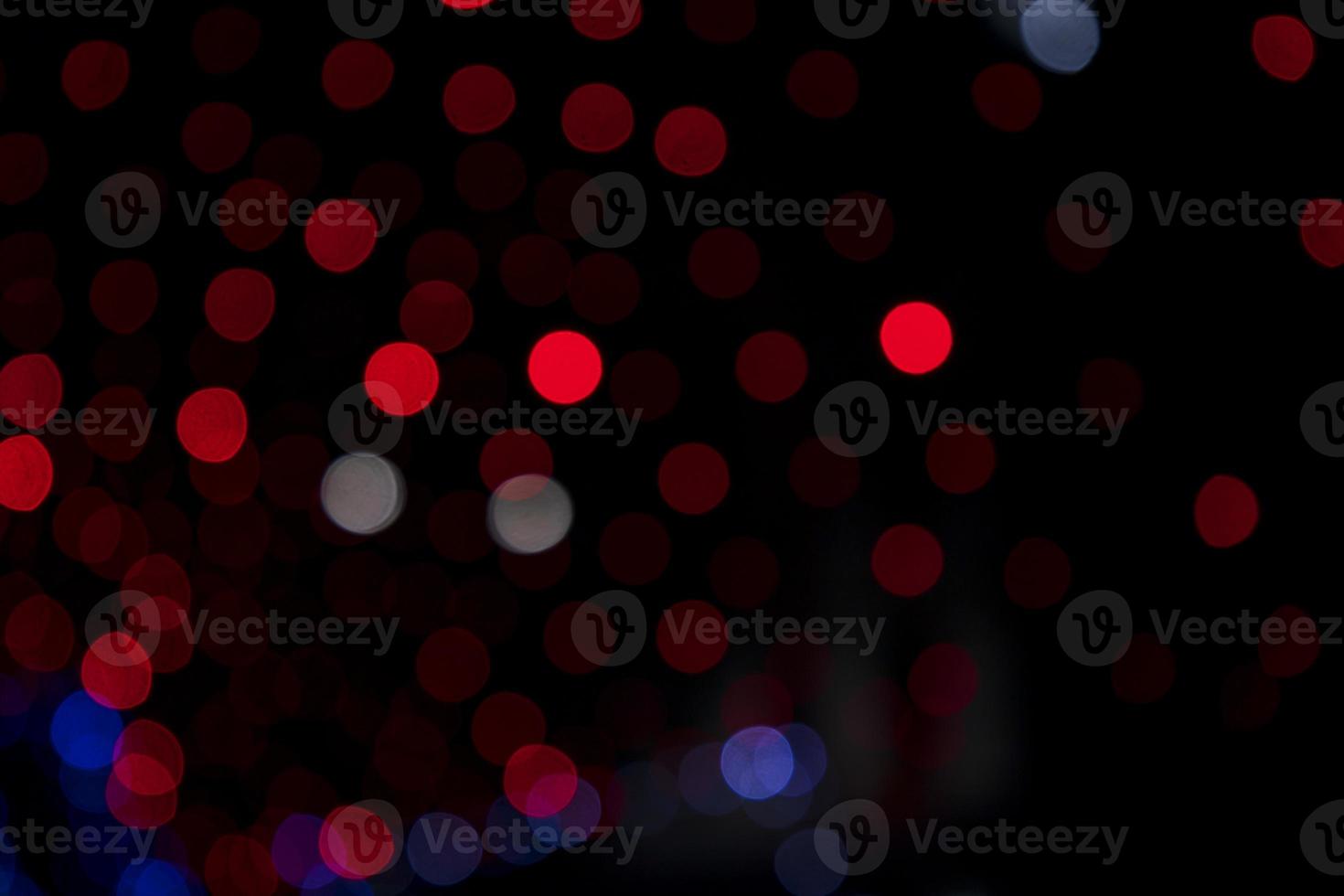 rosso defocus astratto bokeh leggero effetti su il notte nero sfondo struttura foto