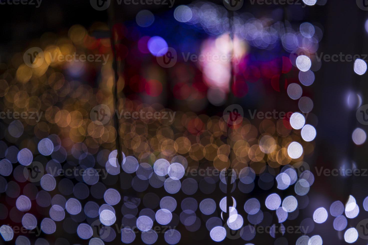 colorato defocus astratto bokeh leggero effetti su il strada notte nero sfondo struttura sfondo foto
