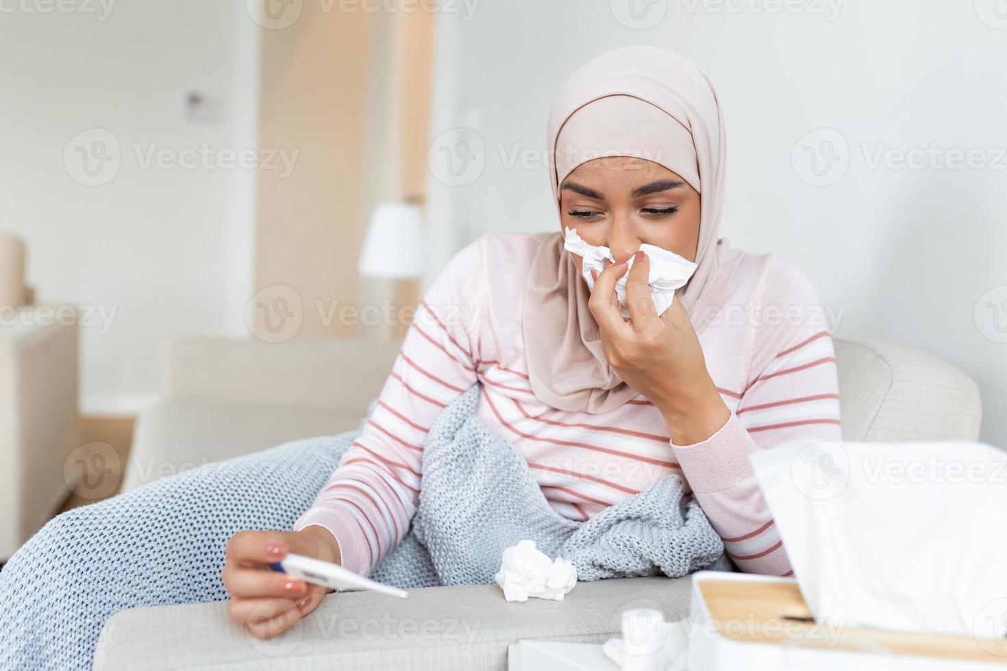 malato giorno a casa. giovane Arabo donna ha che cola e Comune freddo. tosse. avvicinamento di bellissimo giovane donna con hijab catturato freddo o influenza malattia. foto
