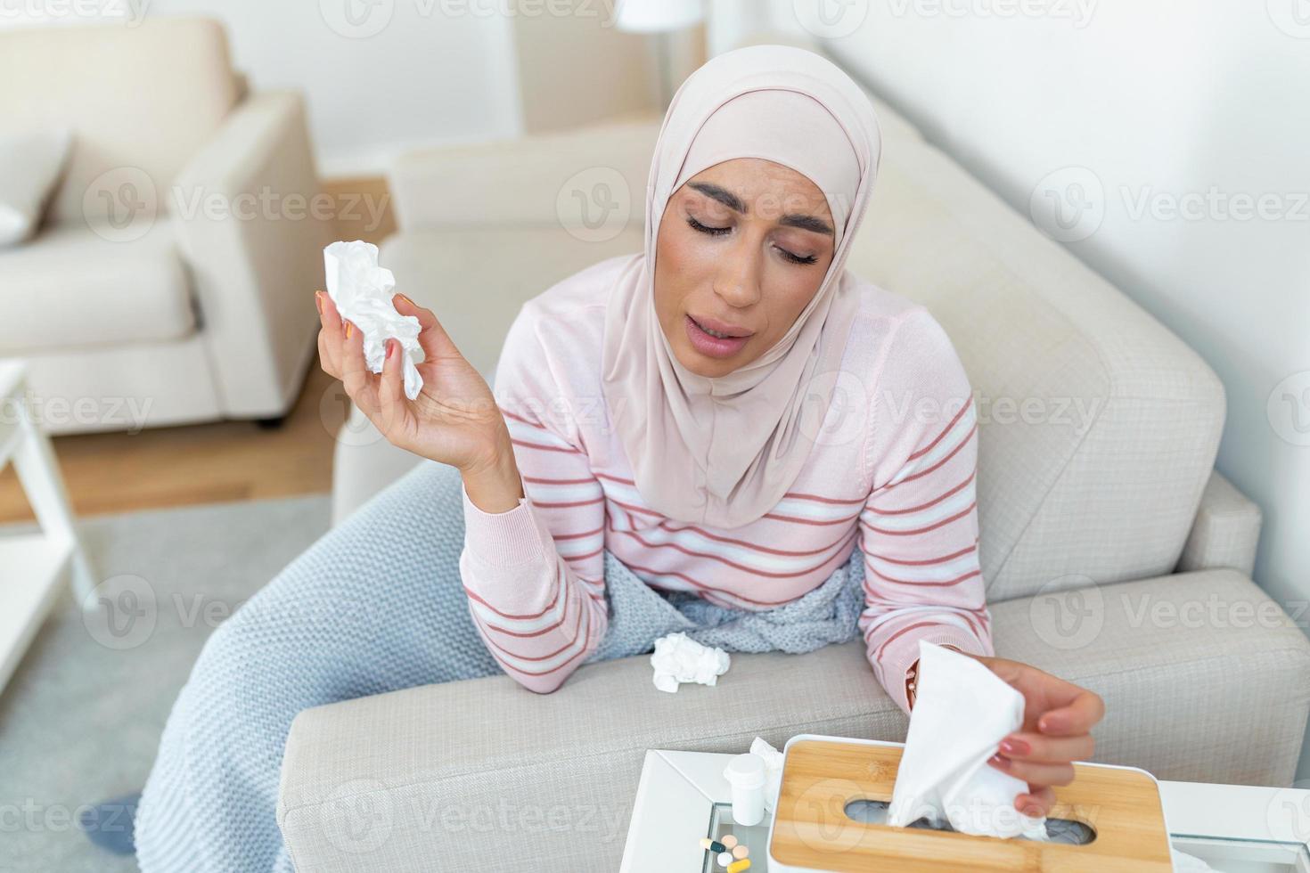 malattia, di stagione virus problema concetto. Arabo donna essere malato avendo influenza dire bugie su divano. malato donna con hijab dire bugie nel letto con alto febbre. freddo influenza coronavirus, covid19 foto