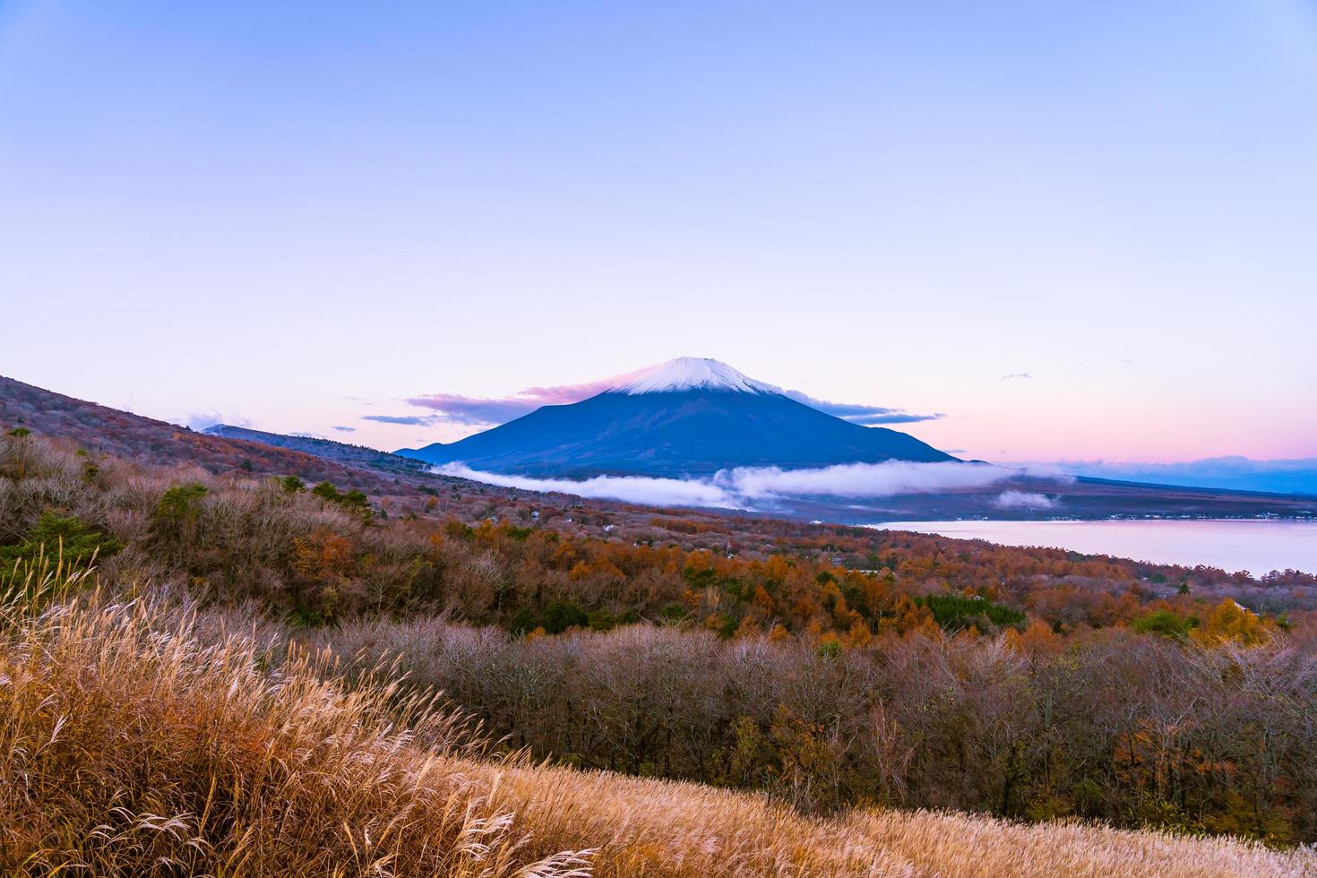 bellissimo paesaggio di mt. fuji nella stagione autunnale foto