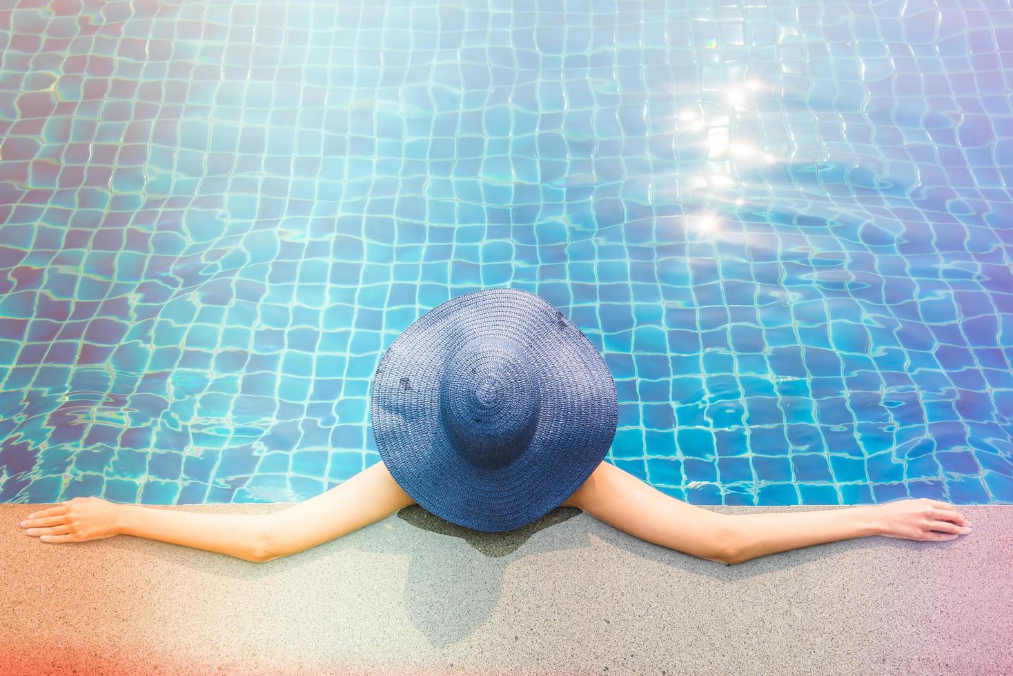 donna in piscina foto