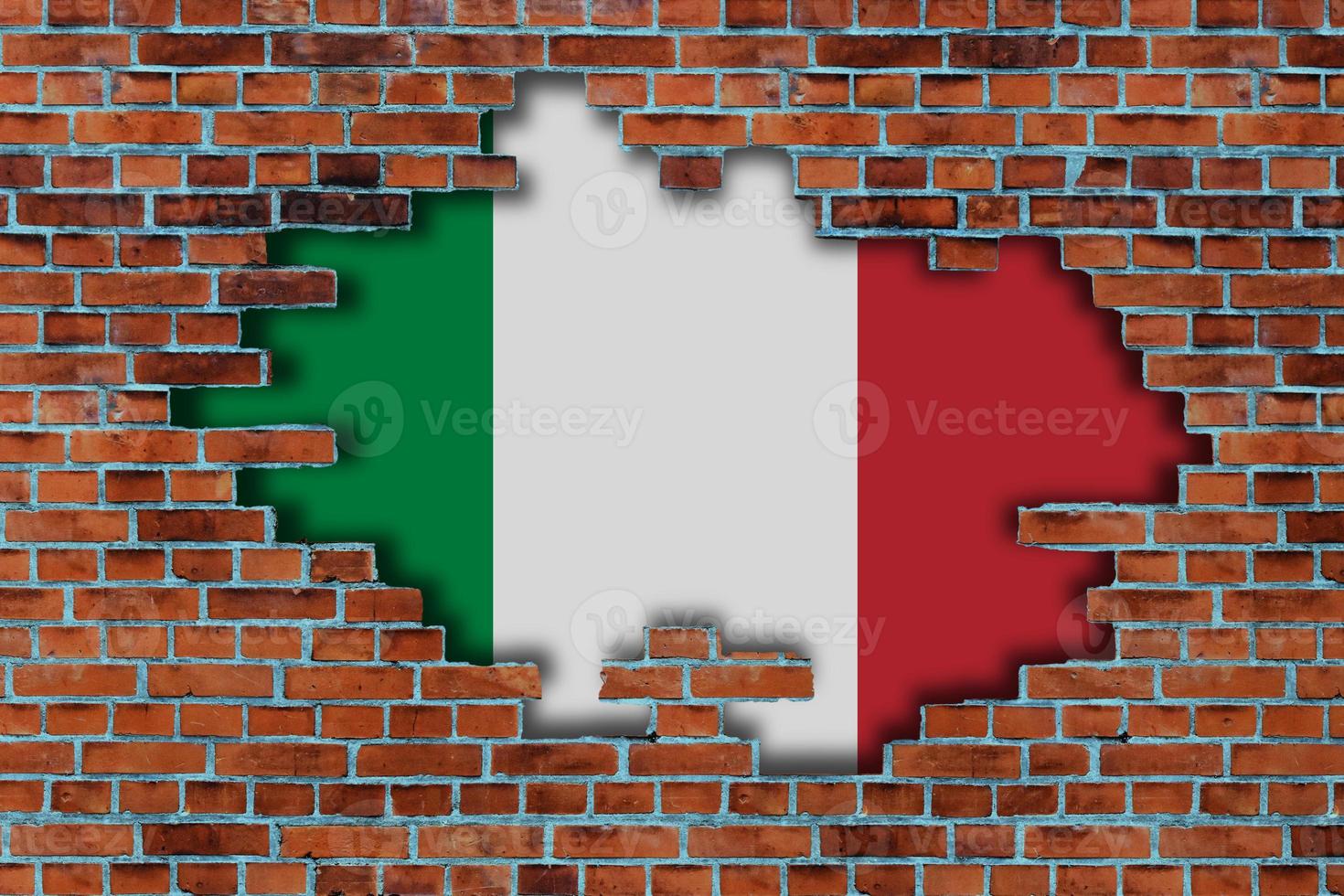 3d bandiera di Italia dietro a il rotto vecchio pietra parete sfondo. foto