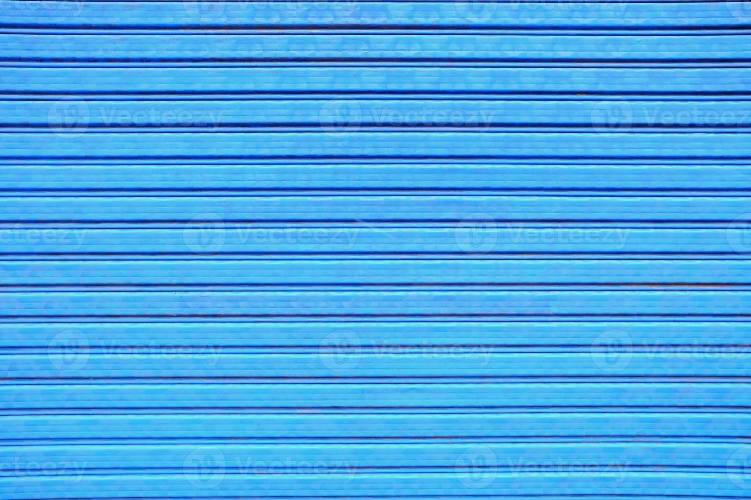 vecchio blu pittura su pieghevole metallo porta sfondo. foto