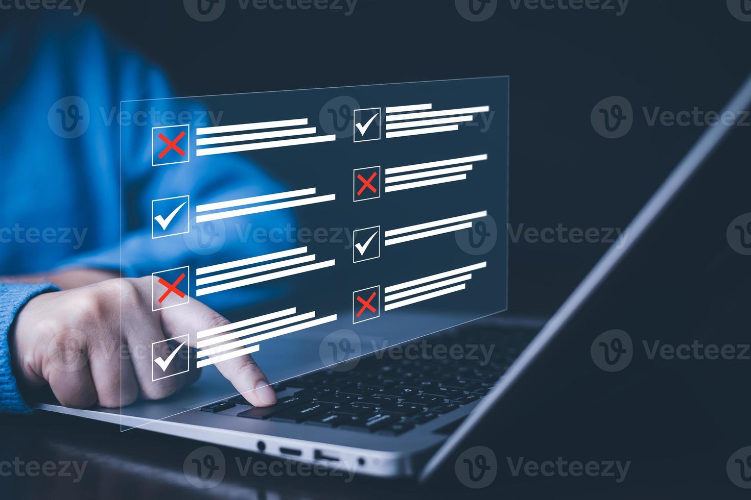 lista di controllo e appunti compito documentazione gestione, attività commerciale persone Lavorando il computer portatile lista di controllo questionario valutazione modulo, in linea sondaggio in linea esame la scelta il giusto risposta nel il esame foto