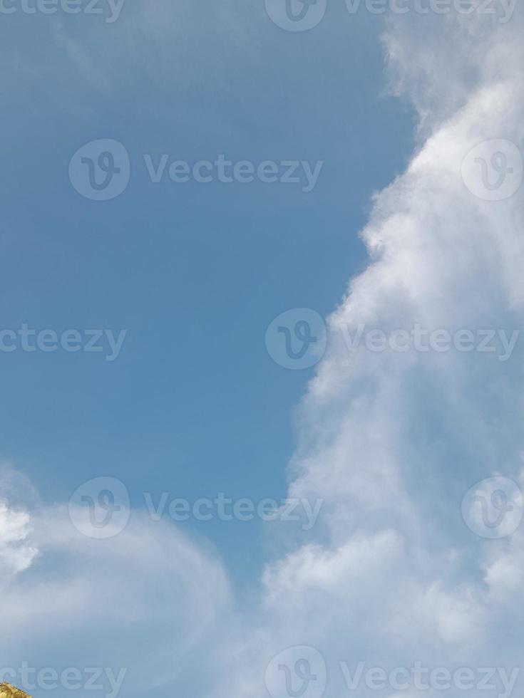 bianca nuvole nel il blu cielo. bellissimo luminosa blu sfondo. leggero nuvoloso, bene tempo atmosferico. Riccio nuvole su un' soleggiato giorno. foto