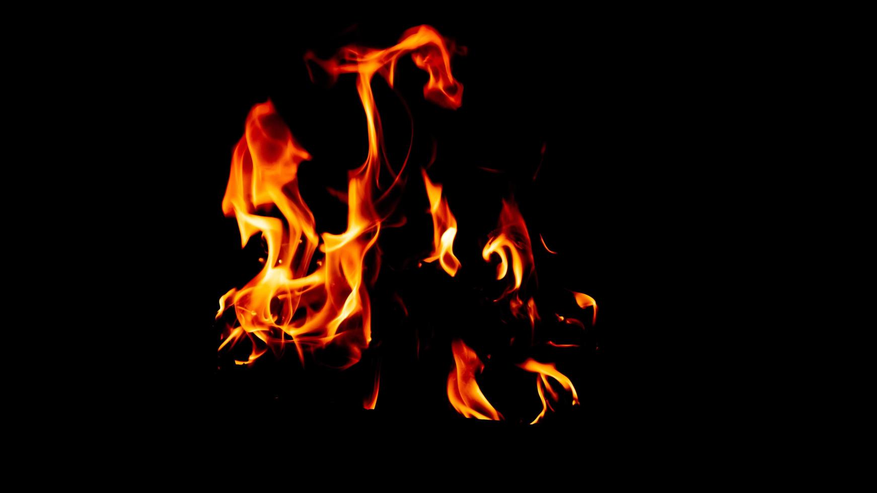 ardente fuoco su un' nero sfondo foto