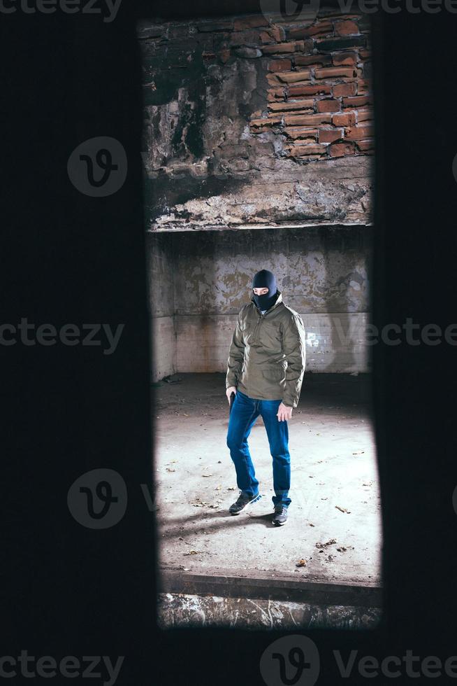 pericoloso uomo con il pistola foto