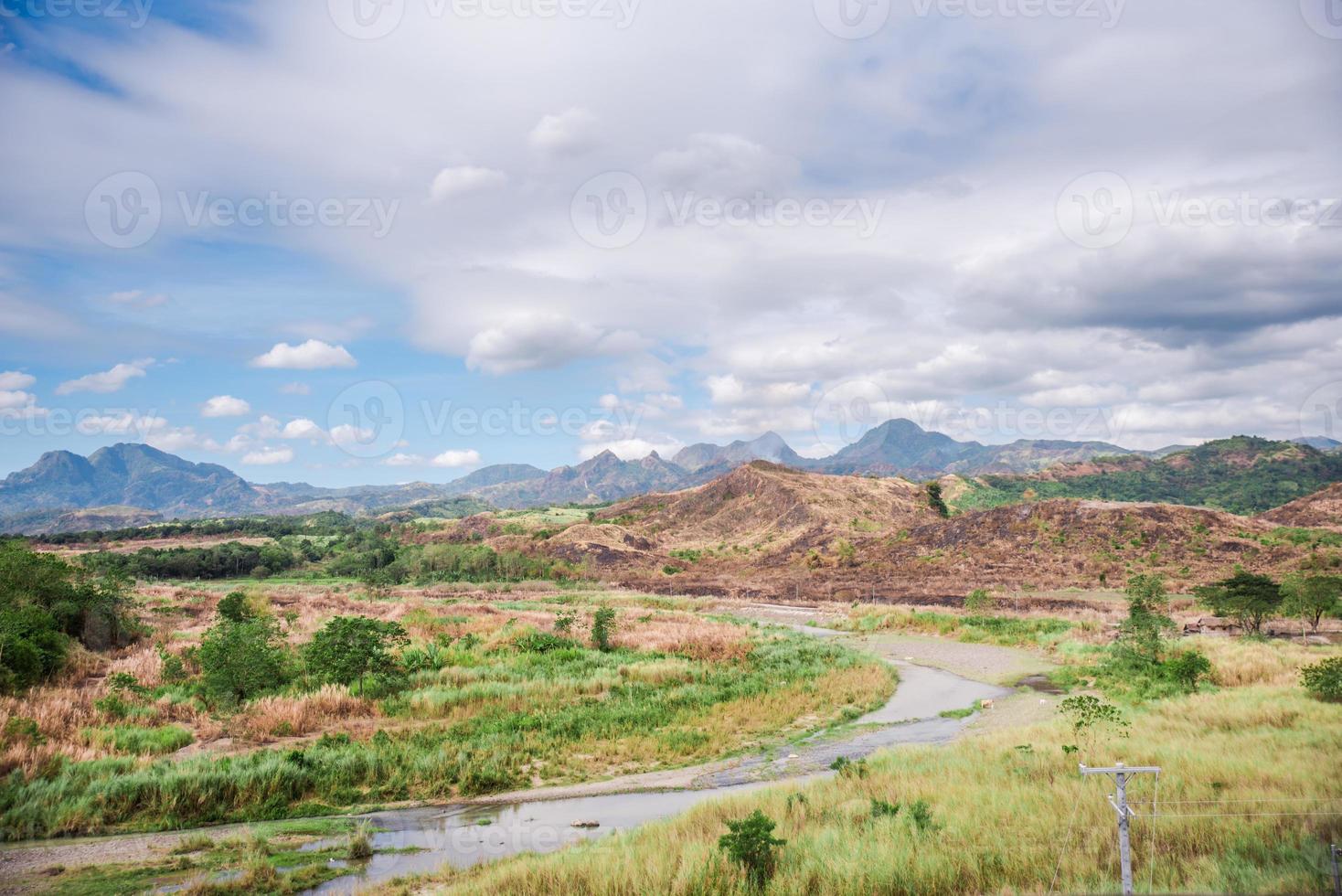 vasta valle di zambales nelle filippine con le sue montagne nel bakground foto
