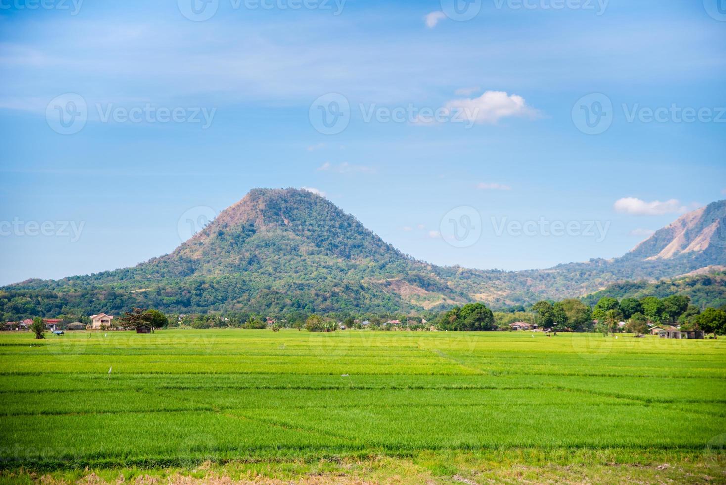 vasta valle di zambales nelle filippine con le sue montagne nel bakground foto