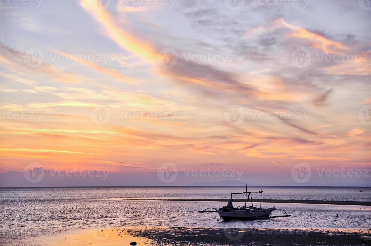 godersi il tramonto sulla spiaggia di Lakawon a Cadice, Negros Occidental foto