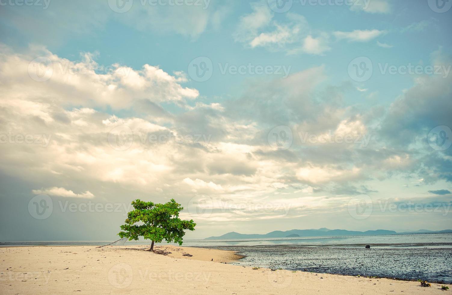 alba della spiaggia di Lakawon a Cadice, Negros Occidental foto
