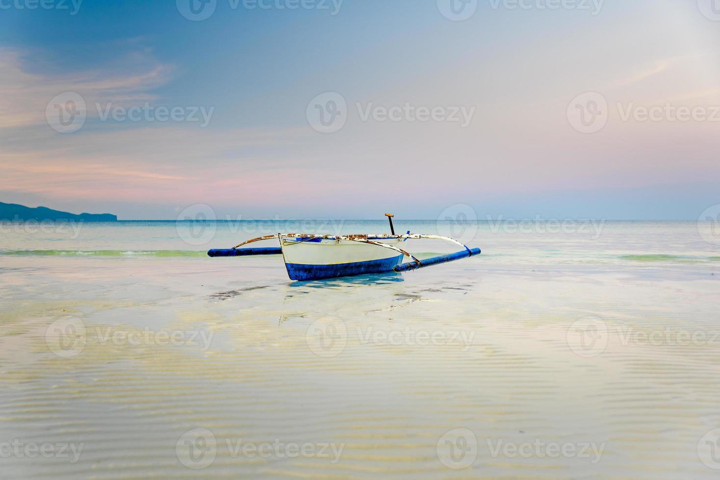 piccola barca sulla riva di Boracay, Filippine foto