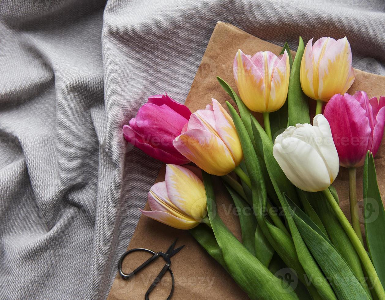 tulipani di primavera su uno sfondo di tessili foto