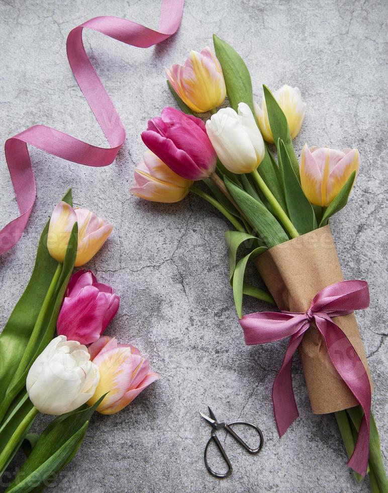 tulipani di primavera su uno sfondo concreto foto