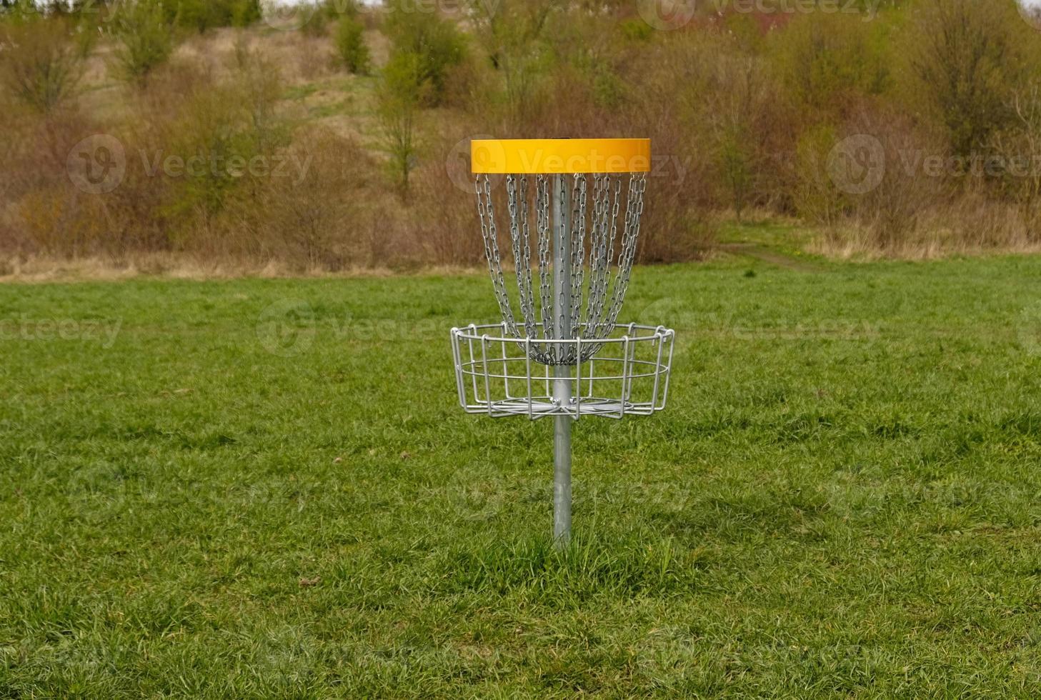 disco golf cestino. frisbee golf è sport e hobbie nel all'aperto parco. metallo cestino con Catene per disco gioco circondato di vivace verde alberi. foto