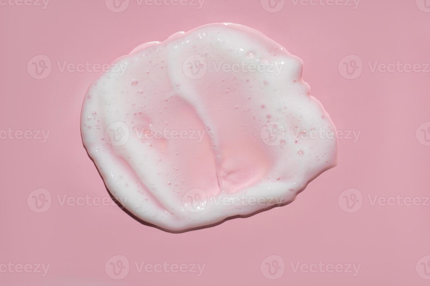bianca schiuma schiuma idratante detersivo su rosa foto