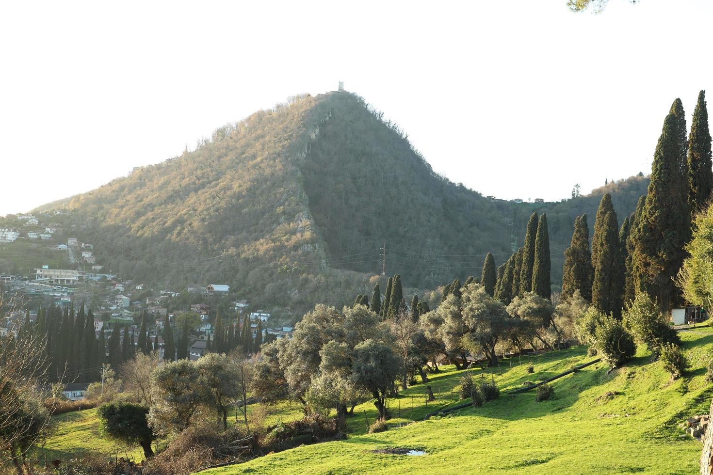 nuovo athos. abkhazia.march, 26, 2023. Visualizza di il dintorni di il iversskaya montagna a tramonto nel presto primavera. foto