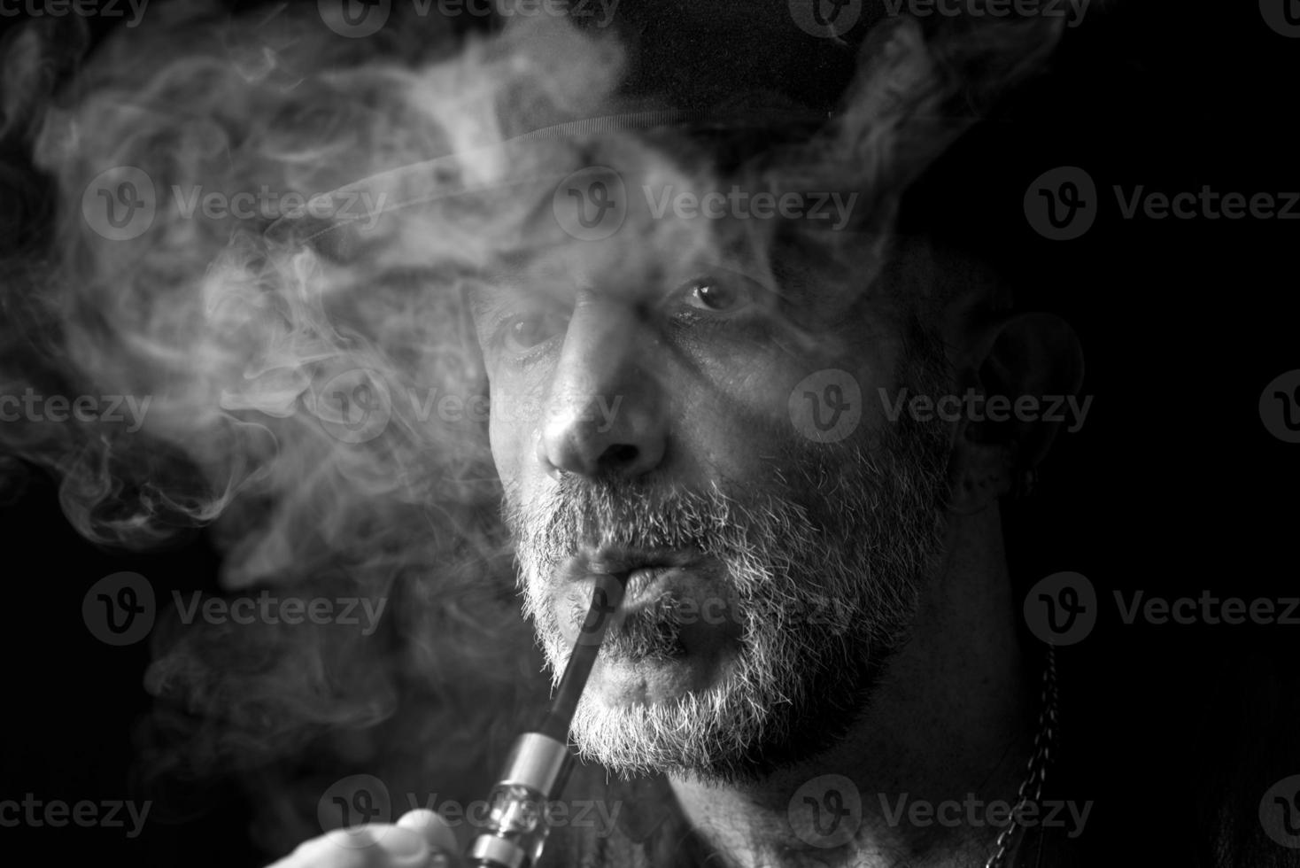uomo nel il Fumo ritratto foto