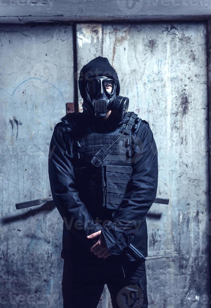 il soldato con gas maschera foto