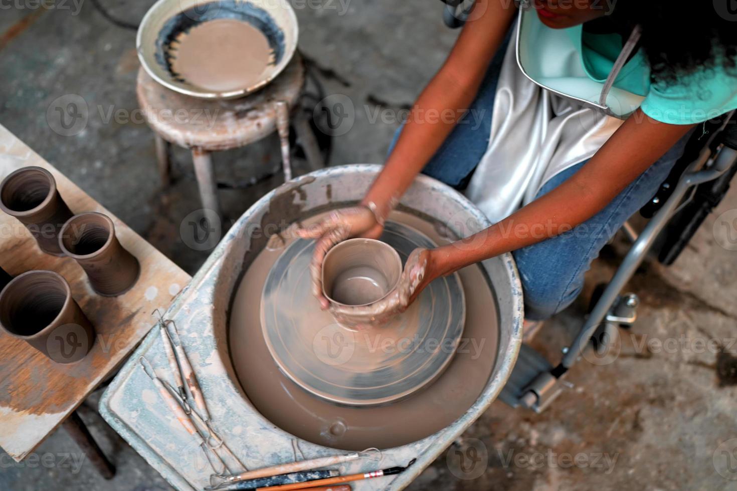 piccolo attività commerciale proprietario di giovane persone la creazione di ceramica foto