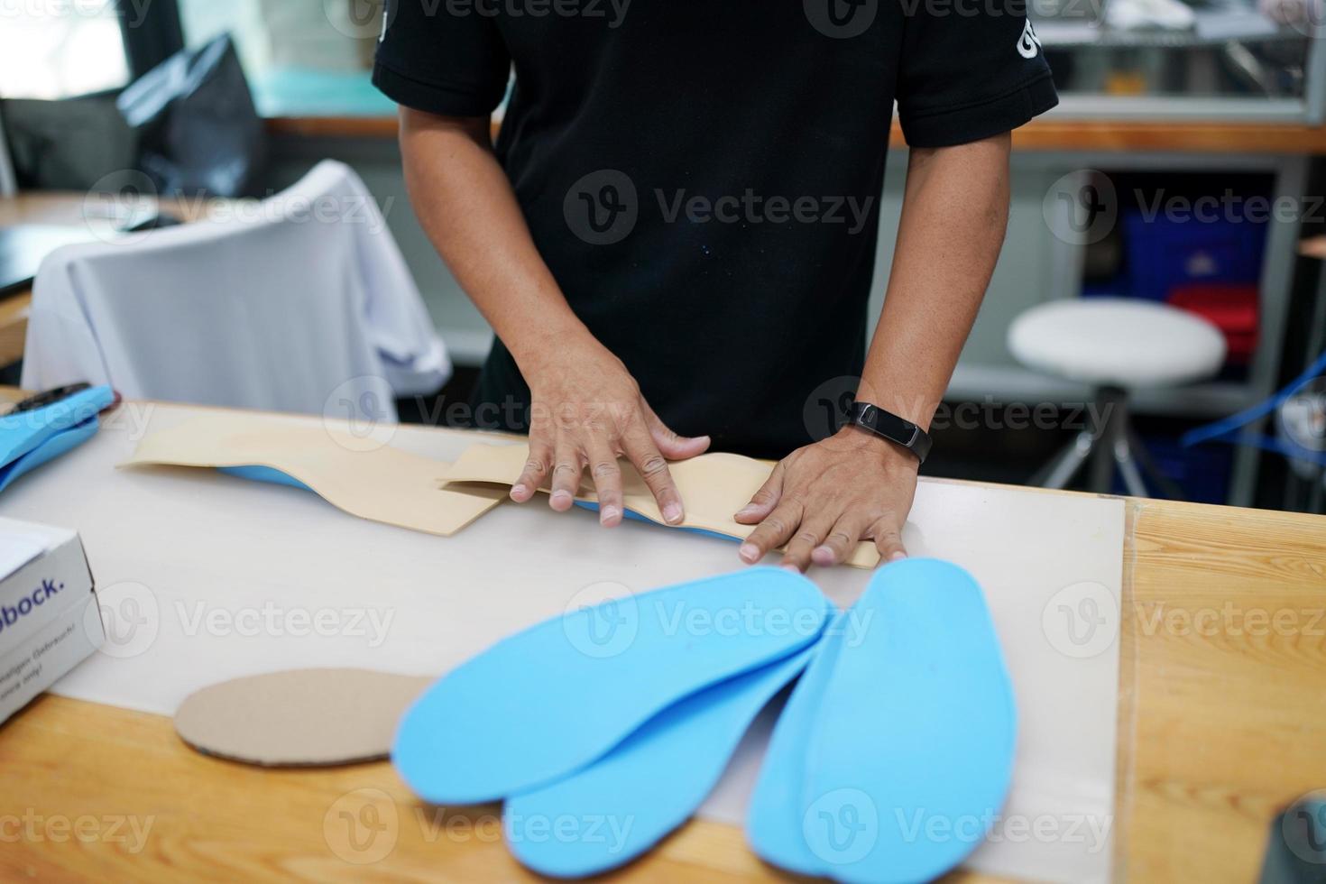 ortopedico tecnico fabbricazione protesico gamba per disabilità persone nel officina. foto