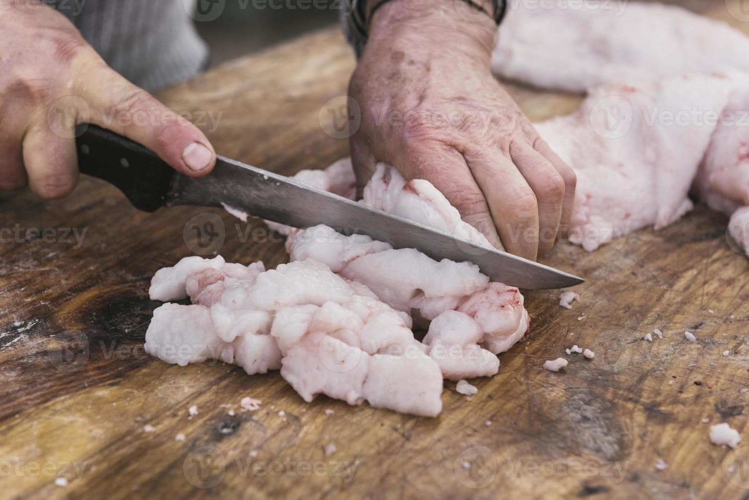 affettare crudo ciccioli foto