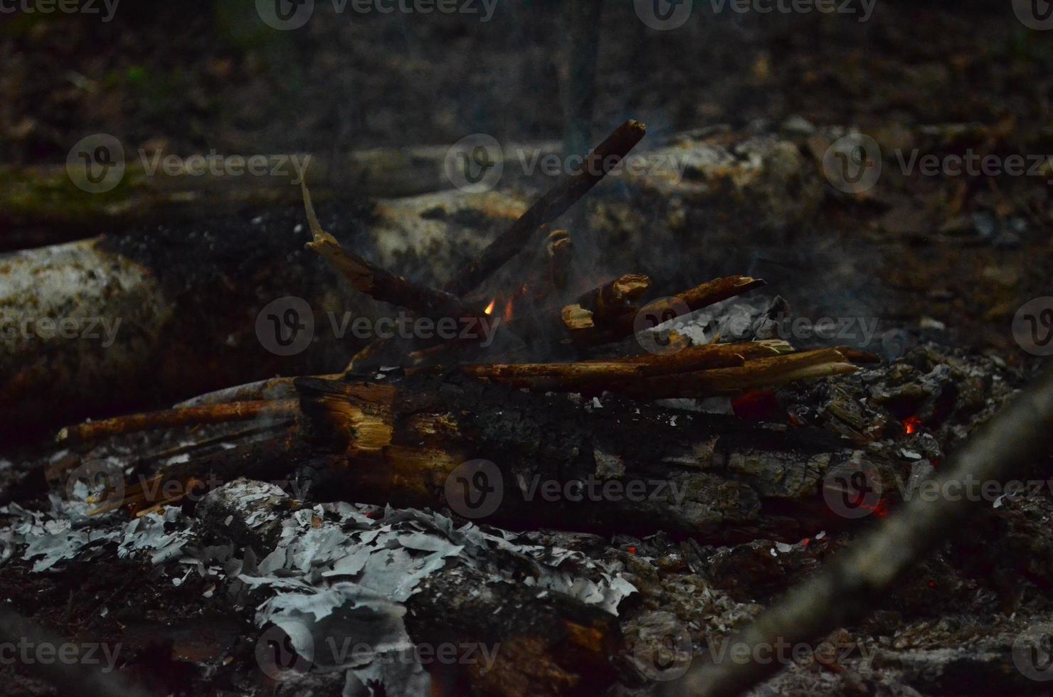 raggiante brace nel caldo rosso colore. il caldo brace di ardente legna log fuoco. legna da ardere ardente su griglia. struttura falò brace. grigio e rosso brace astratto sfondo. foto