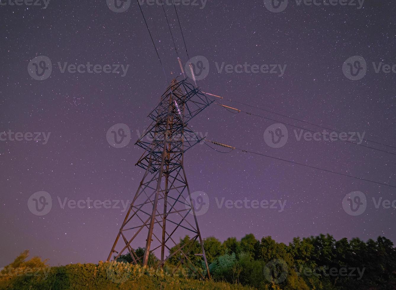 elettricità pilone contro notte cielo foto
