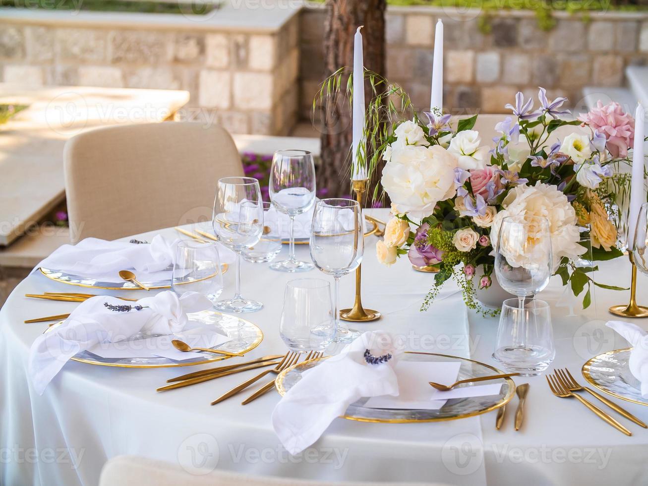 lusso elegante nozze ricezione tavolo preparativi e floreale centrotavola - nozze banchetto e evento all'aperto foto