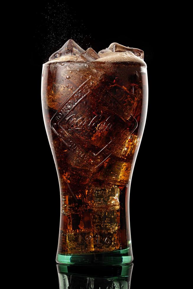 bicchiere di coca cola in edizione limitata foto