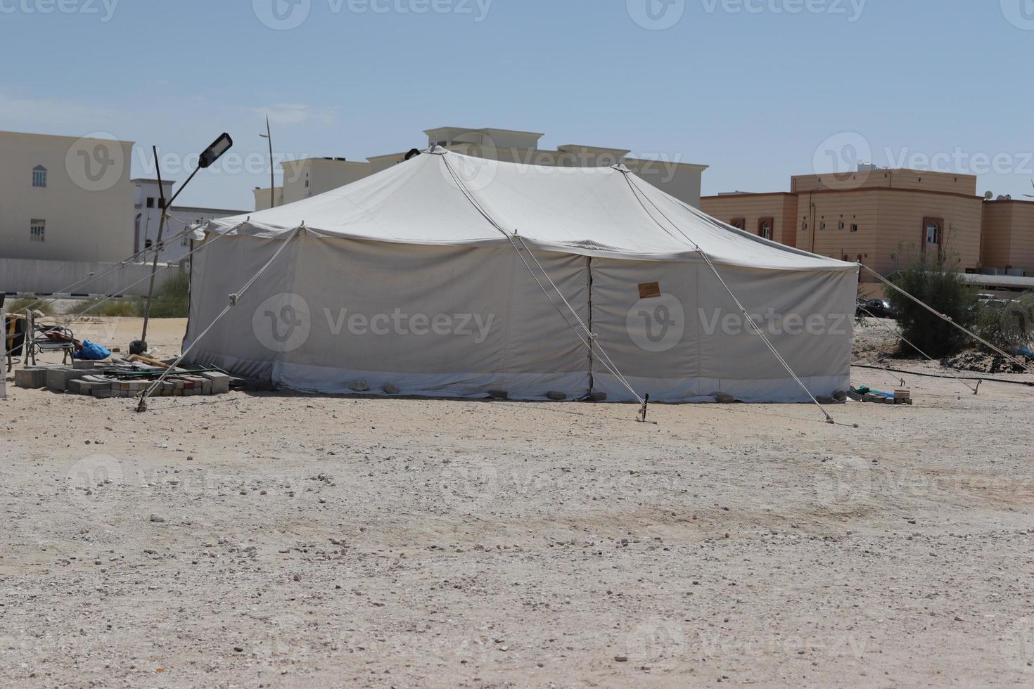 impermeabile ricorrere tenda, tenda soleggiato campo, bianco poliestere ricorrere glamping tenda all'aperto foto