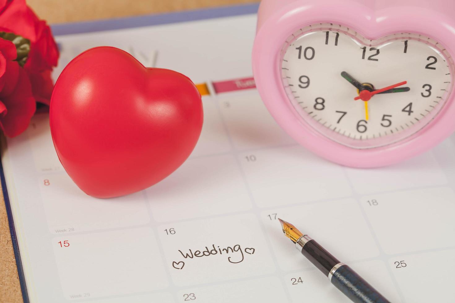 promemoria nozze giorno nel calendario pianificazione e Fontana penna con colore tono. foto