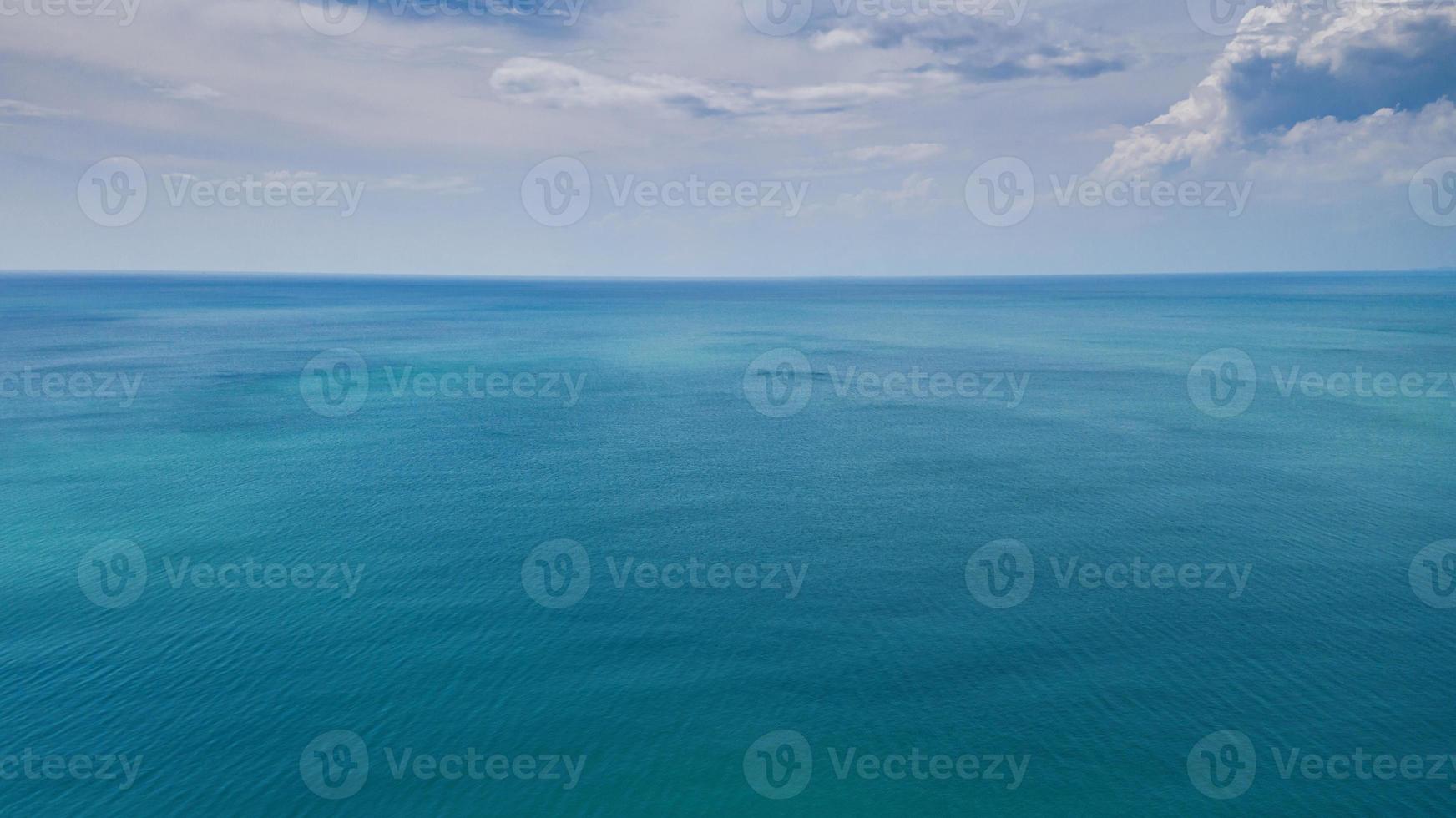vista aerea, splendida superficie del mare blu foto