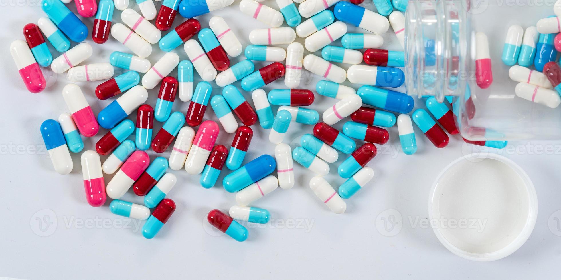 molti tipi di farmaci pillole pillole capsule su sfondo bianco foto